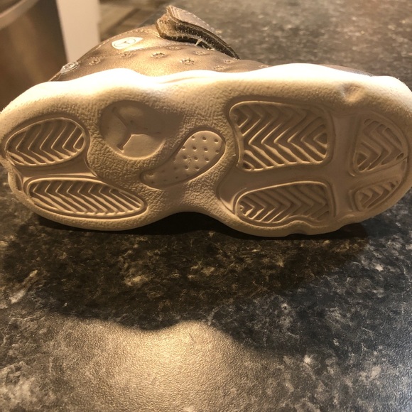 Jordan’s gold toddler girls 7c - Picture 3 of 8